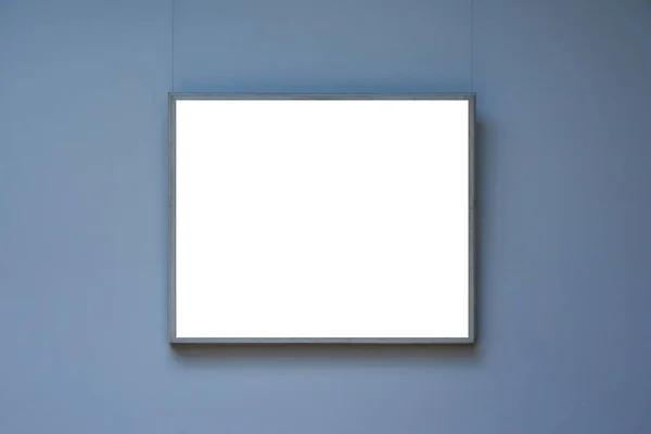 Marco del museo de arte Pared azul decorado diseño mínimo blanco aislado —  Fotos de Stock