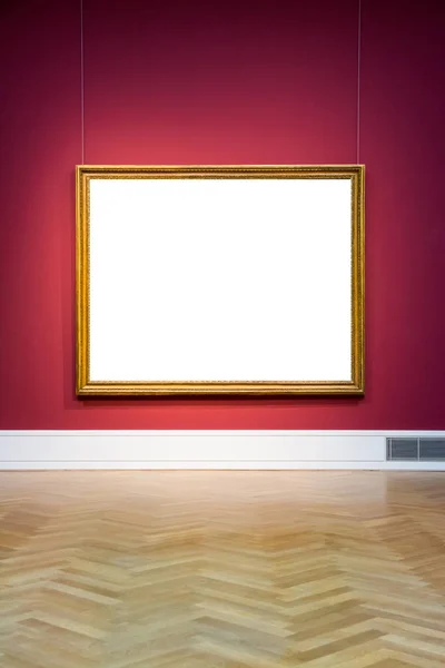 Sanat Müzesi kare kırmızı duvar süslü tasarım beyaz izole kırpma — Stok fotoğraf
