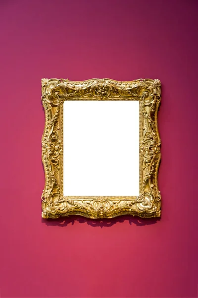 Sanat Müzesi kare kırmızı duvar süslü tasarım beyaz izole kırpma — Stok fotoğraf