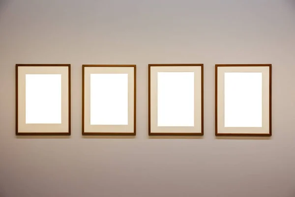 Quatro moldura do museu de arte Projeto mínimo da parede vermelha Cli isolado branco — Fotografia de Stock