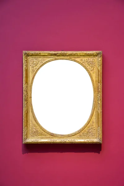 Ronde Kunstmuseum Frame rood muur sierlijke Design wit geïsoleerd Cli — Stockfoto