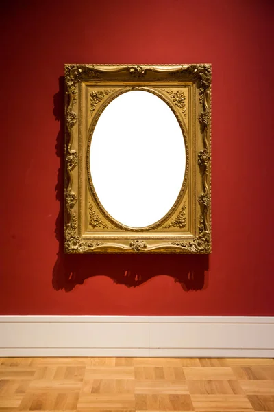 Runde kunst museum rahmen rote wand verzieren minimales design weißes isol — Stockfoto