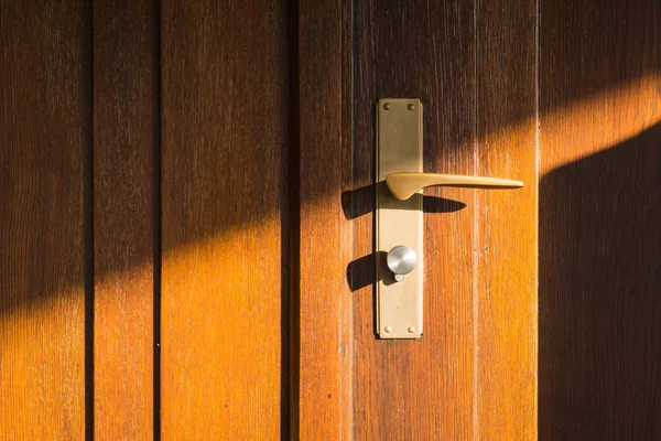 Drzwi drewniane promienie słońca nowoczesny blokady obsługi panelu ciepłe na zewnątrz Entr — Zdjęcie stockowe