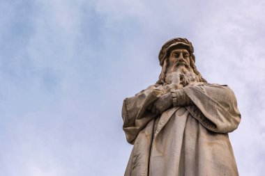 Leonardo Da Vinci heykeli Milan İtalya mavi gökyüzü portre portre B