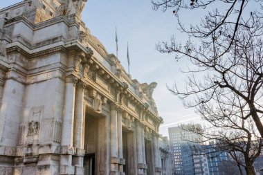 Ana tren istasyonu Milan sisli kış güneşli sabah giriş Ext