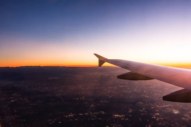 Sunrise gökyüzü yere Mounta uçak uçan seyahat günbatımı şehir ışıkları