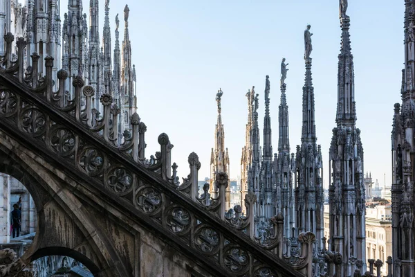 Wszystko wieże katedry Duomo w Mediolanie gotyckiej architektury — Zdjęcie stockowe