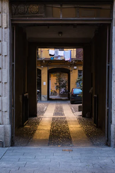 Staré Evropské dveře rezidenční byt chodníku městské City E — Stock fotografie