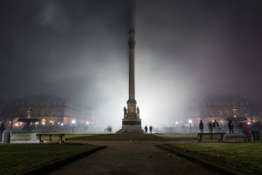 Stuttgart havai fişek Schlossplatz duman yeni yıl kutlama Omin