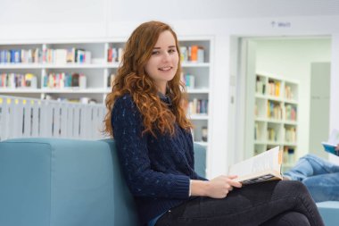 Beyaz Modern Kütüphane kitaplarında zeki Üniversitesi Öğrenci