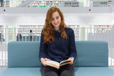 Beyaz Modern Kütüphane kitaplarında zeki Üniversitesi Öğrenci