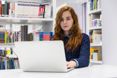 Güzel akıllı üniversite kız laptop beyaz modunda kullanma