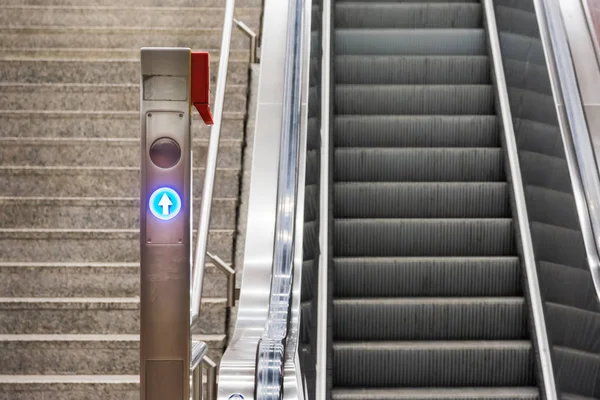 Blue Arrow Escalator Stairs Electric Train Station Metal Conveyo — Stock Photo, Image