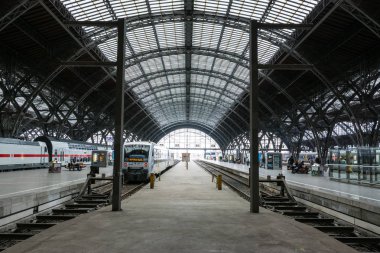 Leipzig Bahnhof tren istasyonu tel kafes yapısı karmaşık Abstra