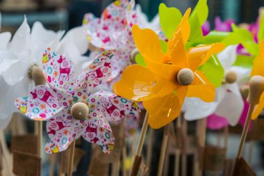 Birçok renk Pinwheels Satılık Market kalabalık grup birlikte demet