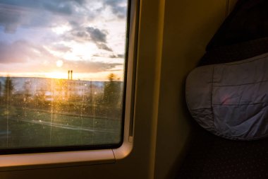 Günbatımı tren pencere yolcu koltuk köy ve Çiftlik Turizmi açık havada aracılığıyla