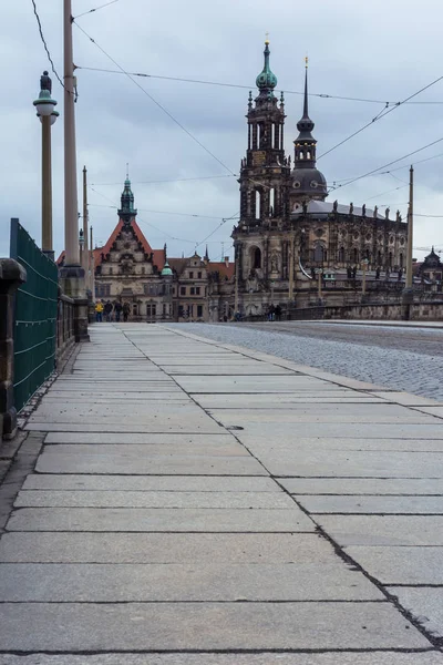 Drážďany katolická církev zataženo počasí Bridge Zobrazit vnější Ar — Stock fotografie