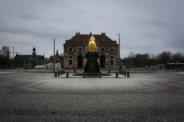 Dresde Golden Rider Monumento al aire libre en invierno Weathe nublado —  Fotos de Stock