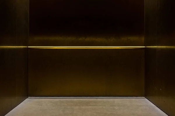 Порожній вишуканий ліфт Перевезення металевого полюса всередині металевої коробки Interi — стокове фото