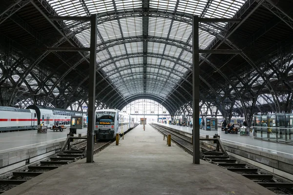 Station de train de Leipzig Bahnhof Structure en treillis métallique complexe Abstra — Photo