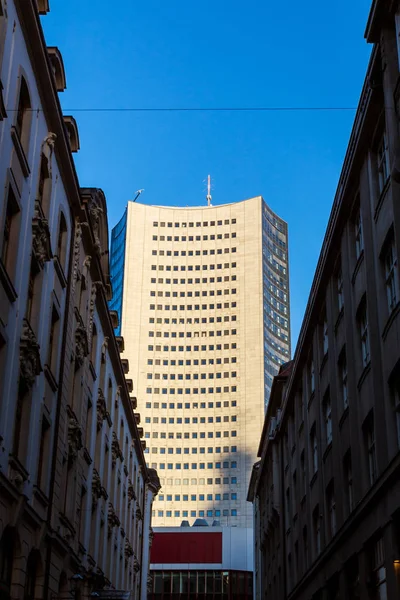 Lipsko Panorama věž Highrise mrakodrap modré nebe venku G — Stock fotografie