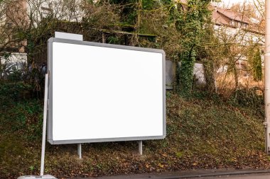 Boş Billboard boşaltmak orman sıcak güneş parlama ışık açık havada S
