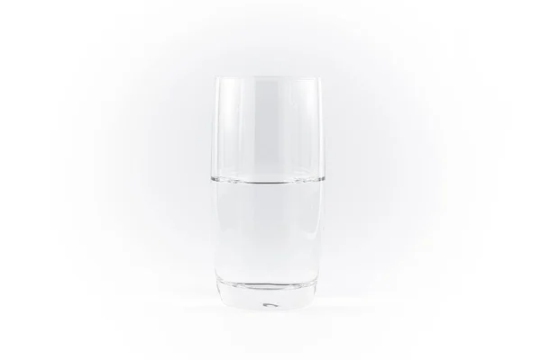 Ren ren glas vatten enkel minimalistisk vit bakgrund N — Stockfoto