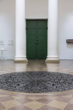 Stuttgart Grabkapelle iç mimari giriş Tom içinde