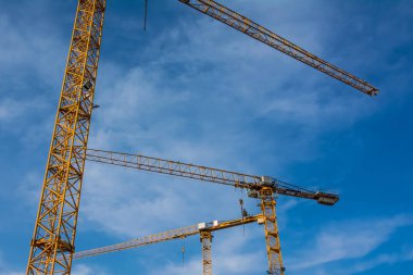 İnşaat üzerinde mavi gökyüzü sarı köşegen boşaltmak Buil vinç