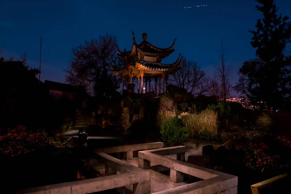 Chinese toren tuin gebouw tempel Stuttgart Night Time Glowin — Stockfoto