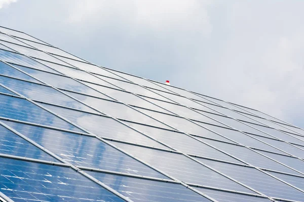 Paneles solares Primeros planos Tecnología azul Claro Día soleado Nubes Refl — Foto de Stock