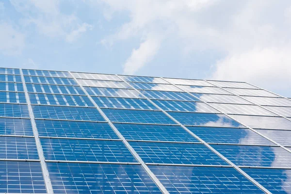 Paneles solares Primeros planos Tecnología azul Claro Día soleado Nubes Refl — Foto de Stock