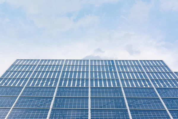 Paneles solares Primeros planos Tecnología azul Claro Día soleado Nubes Refl — Foto de Stock