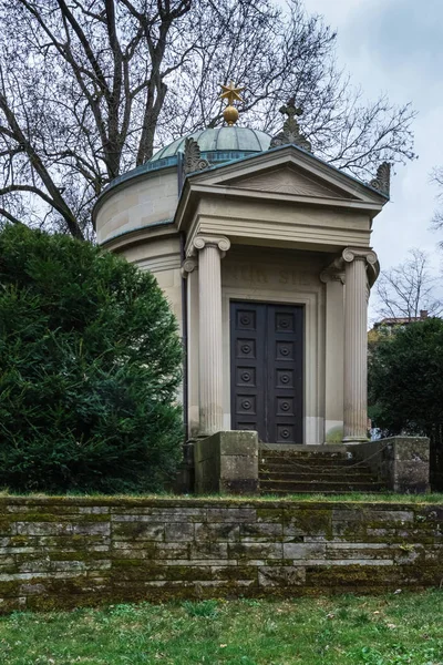 Pequeno cemitério de Mausoléu alemão europeu Funeral fechado Archite — Fotografia de Stock