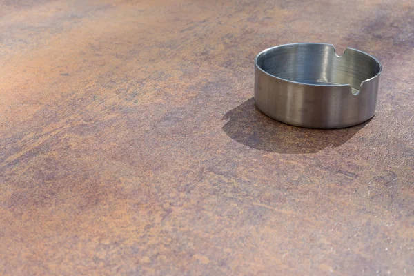 Metall Aluminium askfat på koppar tabell Top textur bakgrund — Stockfoto