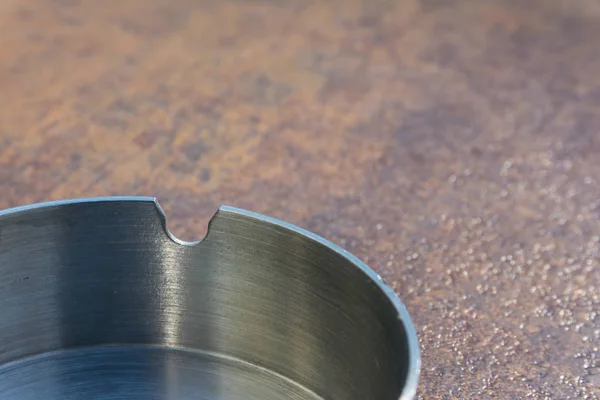 Bandeja de ceniza de aluminio de metal sobre fondo de textura superior de tabla de cobre — Foto de Stock