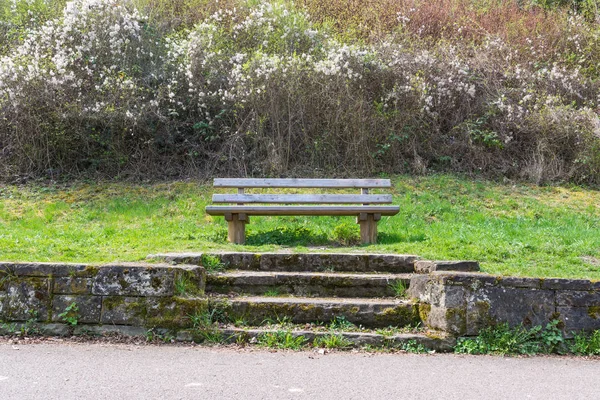 Banc de parc beau paysage en bois assis vers le bas Herbe Nature Welc — Photo