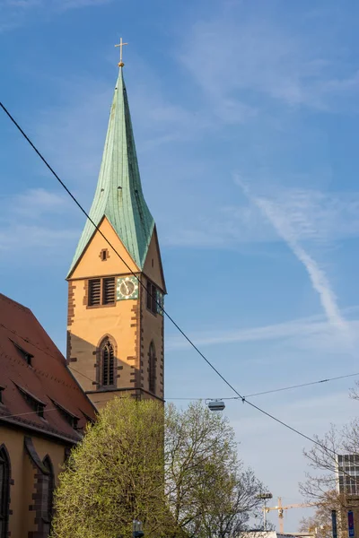 Typické Evropské církve věžička Stuttgart náboženské mraky modrá — Stock fotografie