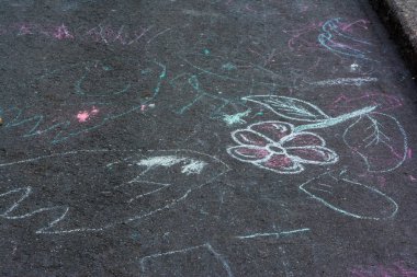 Çocuk çizimleri asfalt beton açık havada kamu kentsel P tebeşir