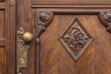 Avrupa kapı amblemi doku meşe ağır Closeup kapı tokmağı yüzey 