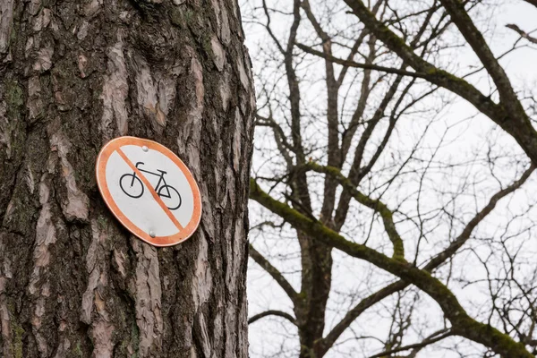 No hay signo de bicicleta árbol enganchado Bark Park Camino Rojo Blanco — Foto de Stock