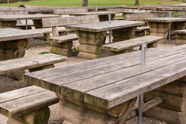 En plein air Restaurant Tables en bois Sentier Green Forest Park Vide N — Photo