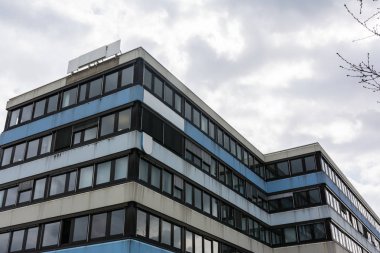 Mavi ofis Industrail Binası boş işaretleri şablon bulutlu Ar