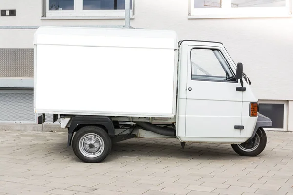 Publicidad en blanco Camión pequeño Automotriz Público Al Aire Libre Blanco —  Fotos de Stock