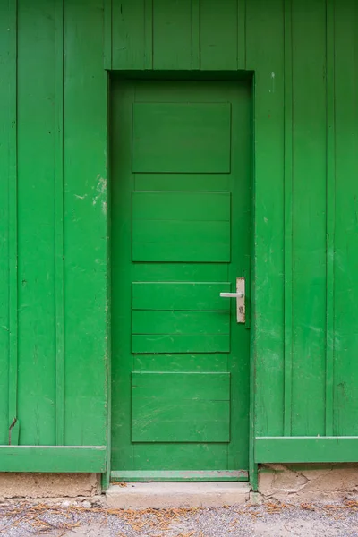 Jasne zielone drzwi drewniane streszczenie wapno Farm szopie wejście zamknięte — Zdjęcie stockowe