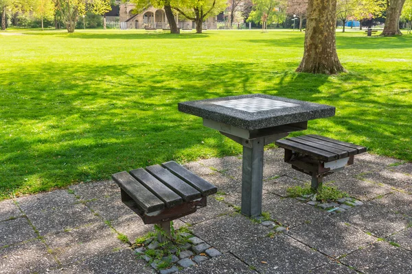 Schachbrett öffentlicher Park Gras allein niemand schöner Frühlingstag — Stockfoto