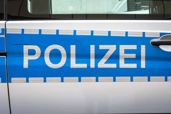 Alemán Polizei coche etiqueta insignia policía azul plata reflectante Saf —  Fotos de Stock