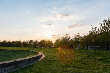 Sunset Park yeşil çim dramatik gökyüzü güzel rahatlatıcı Afternoo