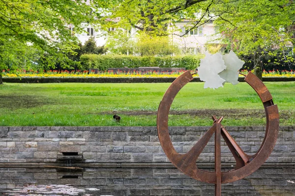 德国乡村形态雕像艺术装饰在春天公园的绿色 — 图库照片