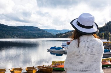 Titisee Almanya Dağ Gölü. Kadın başka tarafa bakıyor. 